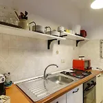 Capitolo Primo *